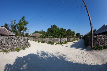 竹富島白砂の路地
